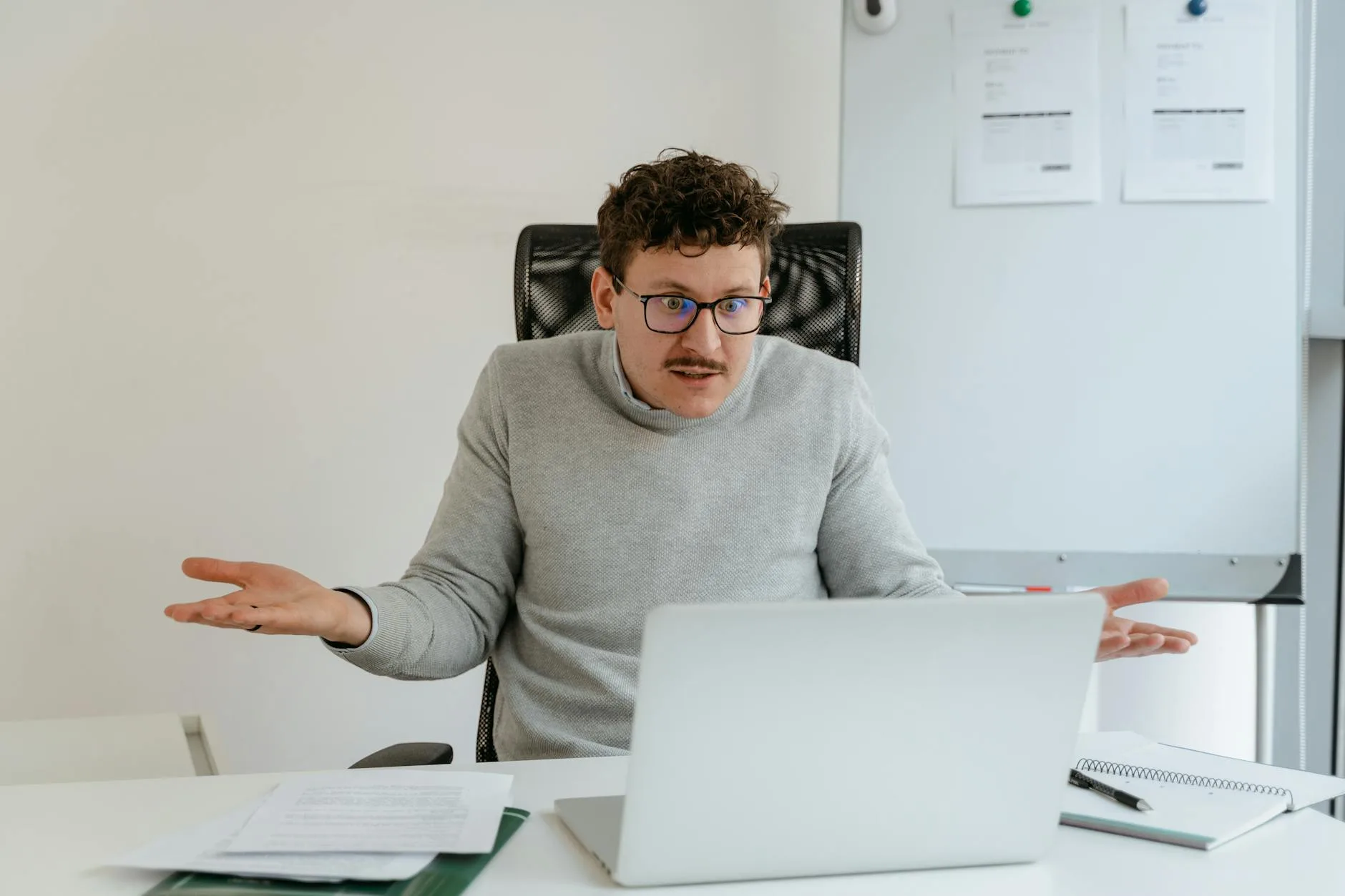 Personne confuse face à son écran